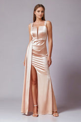 Elegantes Blush Satin Etui Plissee Langes Hochzeitsgastkleid mit Schlitz